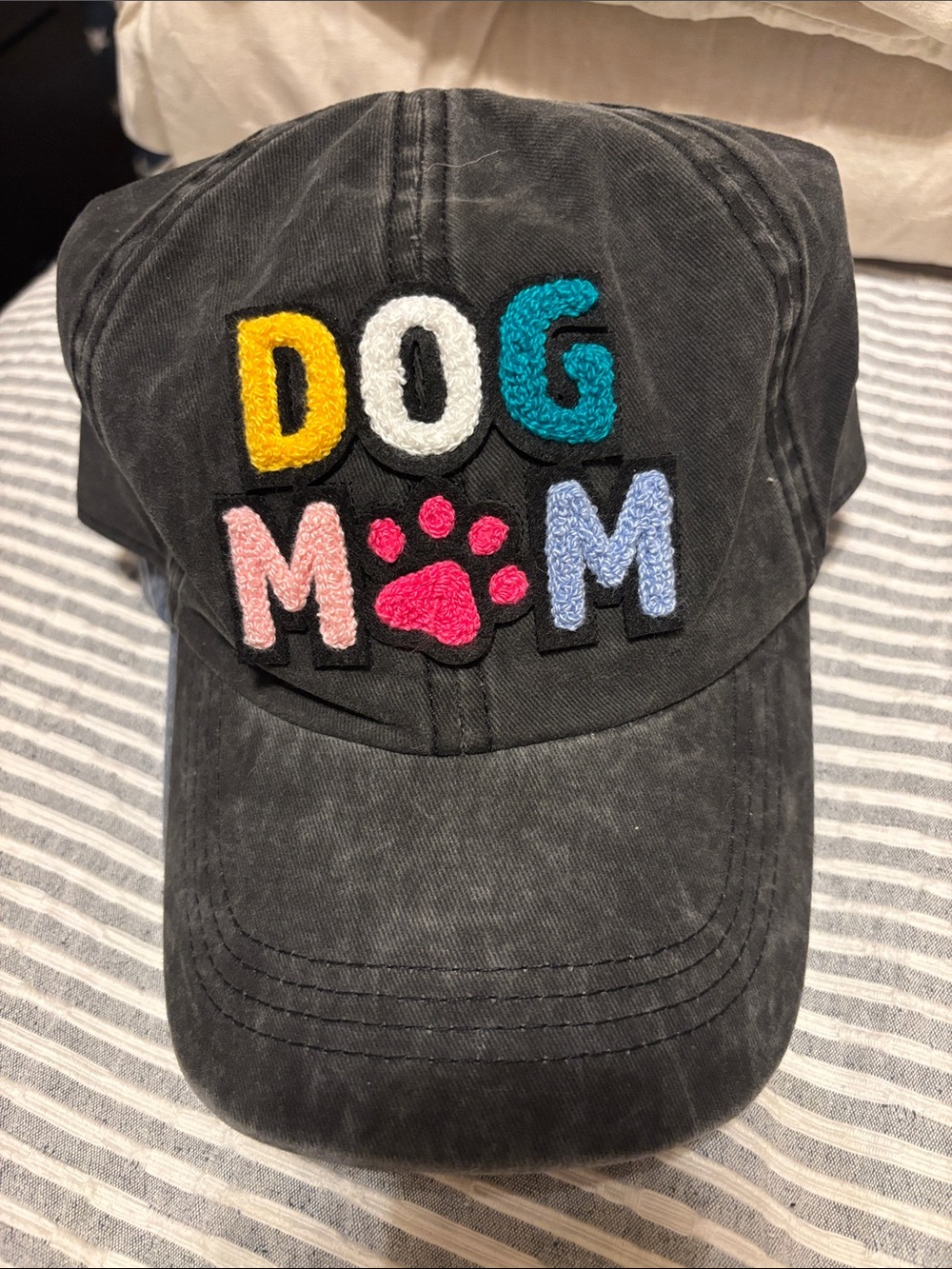 Black 'DOG MOM' Embroidered Baseball Cap